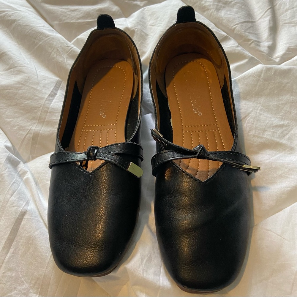 🎯 Size 8 black leather flats.  Good used condition.